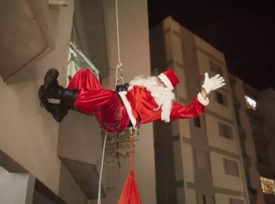 Papai Noel chegará de rapel na noite desta segunda-feira (11)