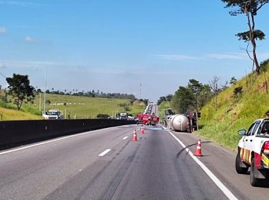 Carreta de combustível tomba e interdita Via Dutra em Pinda