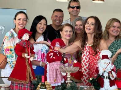 Claudia Métne festeja Natal entre amigas no restaurante Maxifour 