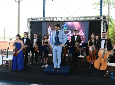 Alunos da escola estadual Elmano Ferreira Veloso assistem apresentação da Orquestra Filarmônica do Vale do Paraíba 