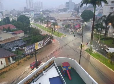 Chuva deixa ruas e avenidas de Taubaté alagadas