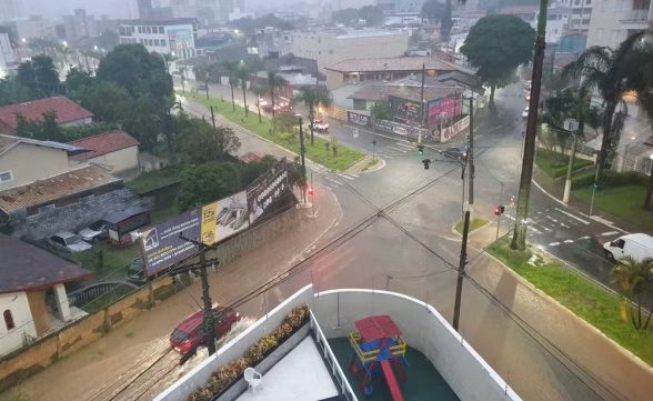 Chuva deixa ruas e avenidas de Taubaté alagadas