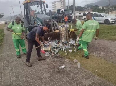 160 toneladas de lixo são recolhidas de praia e praças após Réveillon em Caraguatatuba