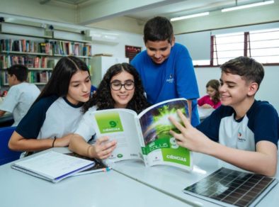 Poliedro celebra o Dia Nacional do Livro Didático como instrumento fundamental no apoio pedagógico e escolar