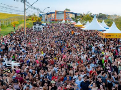 Carnaval na Via Oeste reuniu mais de 80 mil foliõesPassaram pela Avenida diversos blocos como Desgramou com Talis e Welinton, bloco da Zazu, bloco do Balaio, entre outrosCarnaval na Via Oeste reuniu mais de 80 mil foliões