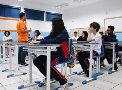 Projeto de lei propõe proibir uso de celular em salas de aula da rede municipal joseense