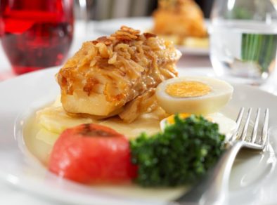 Chef ensina tradicional receita de bacalhau no forno à portuguesa