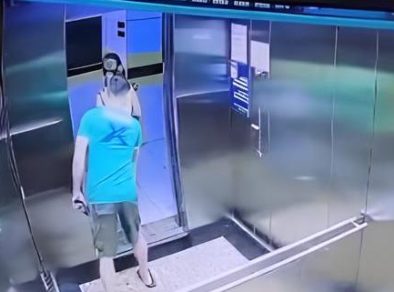 Homem passa a mão em partes íntimas de mulher em elevador comercial