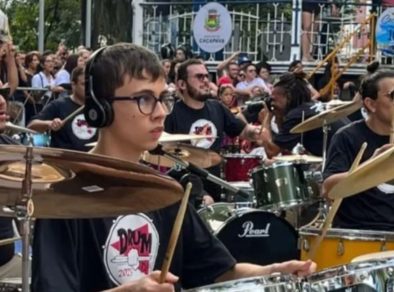 Jovem autista aprendeu 6 instrumentos sozinho