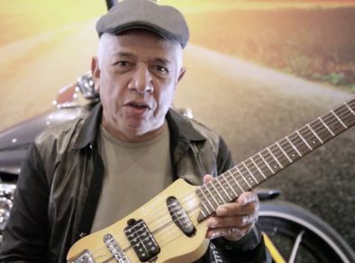 Morre Braguinha, criador da menor guitarra do mundo