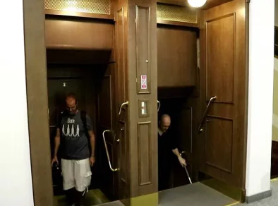 Elevador “paternoster” foi proibido em alguns lugares, mas ainda opera em Praga