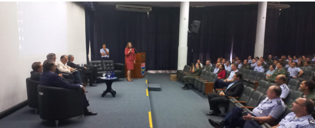 escritores e Neide Pereira Pinto, diretora executiva do INVOZ IMG_3539