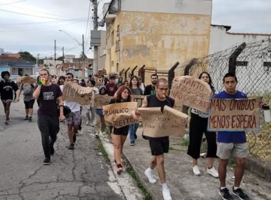 Alunos da USP fazem manifestação pedindo melhorias no transporte público de Lorena