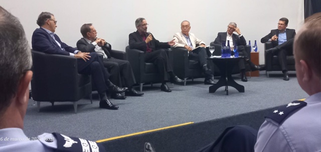 os escritores Manoel de Oliveira, Emílio Matsuo, Fúlvio Delicato, Kleber Grasso e Edison Henriques Junior e o mediador Rui Goncalves IMG_3537