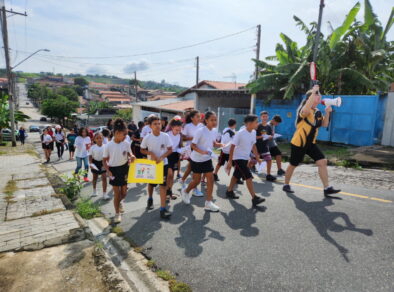 Alunos da rede municipal de Jacareí, no Jardim Emília, participam de caminhada e orientação aos moradores contra a dengue, nesta terça-feira (28)