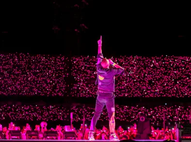 Show gratuito da banda cover Coldplay terá distribuição de 500 pulseiras de LED no Shopping Jardim Oriente