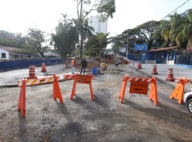 Construção de galerias de águas pluviais na Rua Irajá, no Jd. Luiza, representa última fase das obras de drenagem. Veja o que foi feito, prazos e desvios.