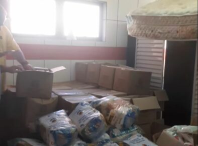 Vereador denuncia armazenamento irregular de cestas básicas em vestiário de quadra
