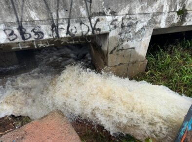 Bomba flutuante enviada pela Sabesp a Canoas entra em operação