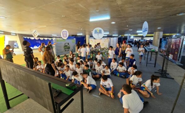 Circuito STEAM Brasil, Robótica e Simulador de Voo no Congresso de Educação INVOZ 2024