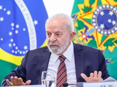 Lula diz que se candidataria à reeleição em 2026 para “evitar trogloditas”