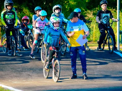 Equipe de BMX de São José recebe 13 novos atletas