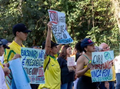 Marcha da Família é marcada por protesto contra Cury em São José