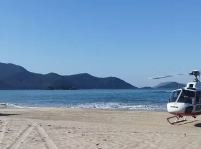 Ilhabela: helicóptero Águia resgata idoso de 72 anos após sofrer AVC em praia de difícil acesso