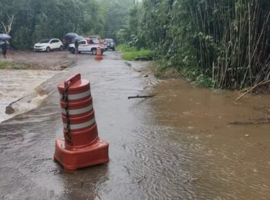 Chuva intensa deixa desabrigados, provoca alagamentos e interdição de ponte em Ubatuba