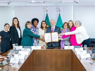 Presidente Lula sanciona lei que fortalece o combate integrado à violência doméstica e familiar contra a mulher