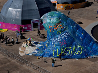  Instalação imersiva “O Tsunami de Plástico” avança sobre Brasília