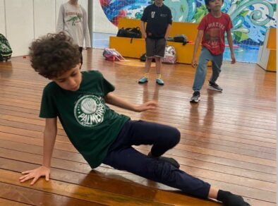 Hip hop também se aprende na escola e desenvolve criatividade, expressão corporal e artística em crianças