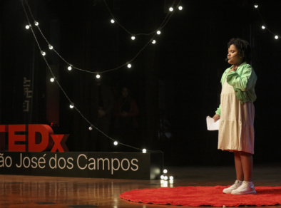 Palestrante mirim pede amor, respeito e responsabilidade aos humanos no palco do TEDx São José dos Campos