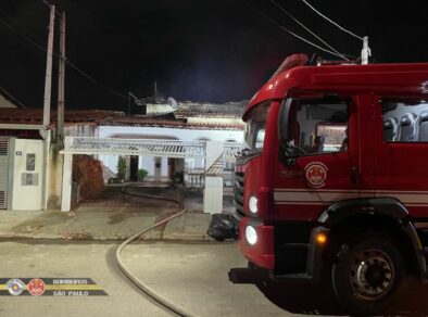 Incêndio destrói casa na zona sul de São José nesta quinta (04)