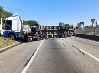 Acidente grave com carreta interdita Dutra no trecho de São José