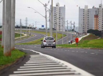 Homem perde a consciência e causa acidente na Via Cambuí em São José