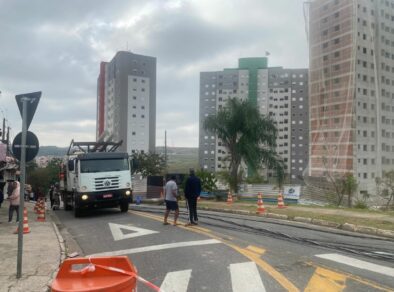 Muro desaba e moradores ficam sem água e luz na Zona Leste de São José