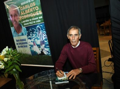 Carlos Alberto Rodrigue, Ex-craque do São Paulo lança livro num evento em São José dos Campos