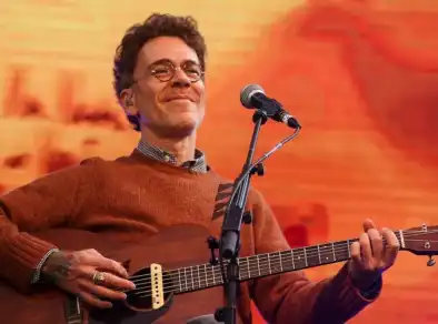 Nando Reis faz show gratuito em Ilhabela