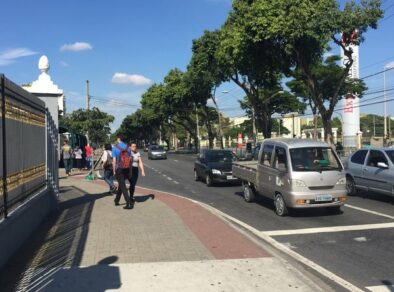 Caminhão colide em poste na Avenida Andrômeda em São José