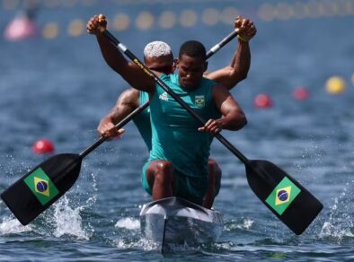 Isaquias Queiroz e Jacky Godmann passam para as semifinais de canoagem