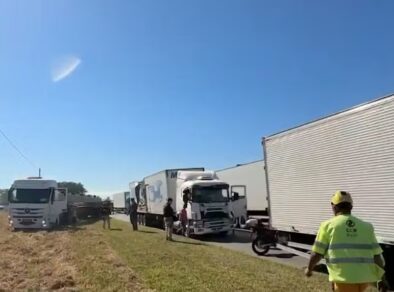 Acidente entre três carretas deixa motociclista ferido na Dutra em Caçapava