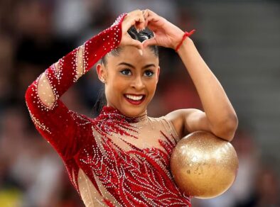 Bárbara Domingos conquista vaga inédita na final do individual geral da ginástica rítmica