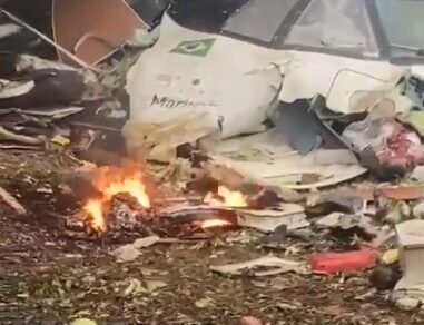 Vídeo mostra destroços incendiados de avião que caiu em Vinhedo