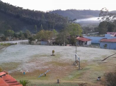 Paraibuna amanhece com geada na região da Vargem Grande