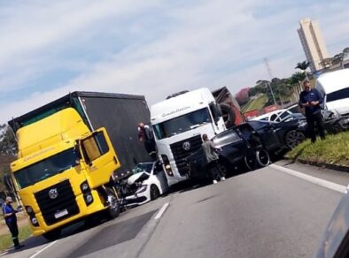 Acidente entre dois caminhões e cinco carros interdita Via Dutra em São José