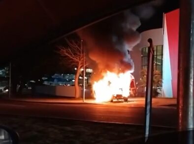 Carro é destruído pelo fogo em frente a mercado em São José