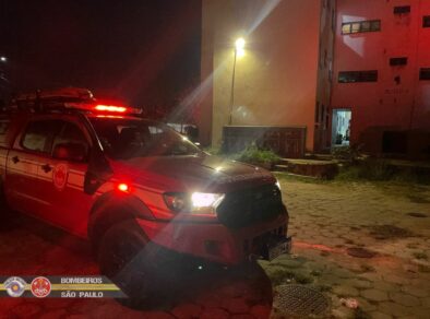 Apartamento pega fogo na Zona Leste e mobiliza Bombeiros em São José