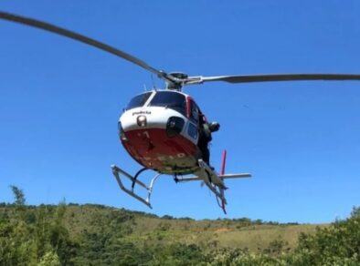 Após caminhão tombar, motorista é socorrido por helicóptero Águia em Jacareí