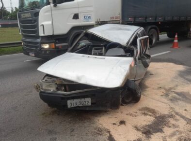 Acidente deixa quatro feridos após carro capotar na Dutra em São José